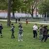 Trẻ em vui chơi tại một công viên ở Copenhagen, Đan Mạch ngày 29/4/2020. (Nguồn: AFP/TTXVN) 