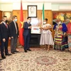 Đại diện Đại sứ quán Việt Nam tại Nam Phi trao quà lưu niệm cho Thị trưởng Quận Mbizana Daniswa Mafumbatha. (Ảnh: Phi Hùng/TTXVN) 