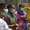 Người dân đeo khẩu trang phòng lây nhiễm COVID-19 tại New Delhi, Ấn Độ ngày 7/5/2020. (Nguồn: THX/TTXVN) 