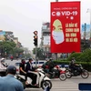 Tranh tuyên truyền về COVID-19 được đặt ở các điểm nút giao thông của Hà Nội. (Ảnh: Thanh Tùng/TTXVN) 
