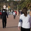 Người dân đi dạo tại Montevideo. (Nguồn: Reuters) 