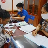 Người lao động đến Trung tâm Dịch vụ việc làm tỉnh Đắk Lắk làm hồ sơ đề nghị hưởng bảo hiểm thất nghiệp. (Ảnh: Hoài Thu/TTXVN) 