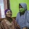 Cụ bà Kamtim (trái) tại nhà riêng ở Surabaya, Đông Java ngày 31/5/2020 sau khi được xuất viện khi khỏi bệnh COVID-19. (Nguồn: AFP/TTXVN) 