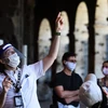Khách du lịch thăm quan Đấu trường La Mã ở Rome, Italy trong bối cảnh lệnh phong tỏa do dịch COVID-19 được nới lỏng, ngày 1/6/2020. (Nguồn: AFP/TTXVN) 