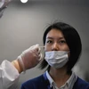 Nhân viên y tế lấy mẫu xét nghiệm COVID-19 cho người dân tại Tokyo, Nhật Bản ngày 8/5/2020. (Nguồn: AFP/TTXVN) 