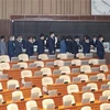 Các nghị sỹ UFP xếp hàng chờ bỏ phiếu bầu Chủ tịch và các Phó chủ tịch Quốc hội tại phiên họp toàn thể Quốc hội Hàn Quốc ở Seoul ngày 5/6/2020. (Nguồn: Yonhap/TTXVN) 
