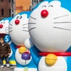 Một bé gái trước các hình nộm của nhân vật Doraemon tại Yokohama (Nguồn: Kyodo)