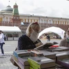 Người dân đeo khẩu trang phòng lây nhiễm COVID-19 tại hội chợ sách ở Moskva, Nga, ngày 6/6/2020. (Nguồn: THX/TTXVN) 