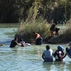 Người di cư Trung Mỹ từ bang Coahuila, Mexico vượt Sông Rio Bravo để sang bang Texas, Mỹ ngày 17/2/2019. (Nguồn: AFP/TTXVN) 