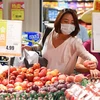 Người dân đeo khẩu trang phòng lây nhiễm COVID-19 khi mua hàng tại siêu thị ở Bắc Kinh, Trung Quốc, ngày 14/6/2020. (Nguồn: THX/TTXVN) 