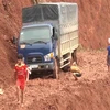 Mưa to gây sạt lở đất tại huyện Quỳnh Nhai, tỉnh Sơn La, khiến người dân và các phương tiện giao thông qua lại khó khăn. (Ảnh: Nguyễn Cường/TTXVN) 