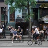 Một quán bar ngoài trời mở cửa trở lại tại New York, Mỹ , ngày 7/6/2020. (Nguồn: AFP/TTXVN) 