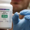 Nhân viên giới thiệu thuốc hydroxychloroquine tại một quầy dược ở Provo, bang Utah, Mỹ ngày 20/5/2020. (Nguồn: AFP/TTXVN) 