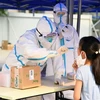 Nhân viên y tế lấy mẫu xét nghiệm COVID-19 cho người dân tại Bắc Kinh, Trung Quốc ngày 23/6/2020. (Nguồn: THX/TTXVN) 