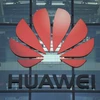 Biểu tượng Huawei tại văn phòng của tập đoàn này ở London, Anh. (Nguồn: AFP/TTXVN) 