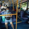 Người dân đeo khẩu trang phòng lây nhiễm COVID-19 trên xe buýt tại London, Anh ngày 15/6/2020. (Nguồn: THX/TTXVN) 
