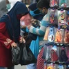 Một phụ nữ mang túi nylon tại một khu chợ ở Jakarta, Indonesia, ngày 30/6/2020. (Nguồn: Tân Hoa xã) 