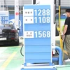 Giá xăng dầu được niêm yết tại trạm xăng ở Seoul, Hàn Quốc, ngày 7/6/2020. (Nguồn: Yonhap/TTXVN) 