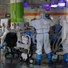 Nhân viên y tế chăm sóc bệnh nhân COVID-19 tại Trung tâm y tế Sheba ở Ramat Gan, gần Tel Aviv, Israel ngày 30/6/2020. (Nguồn: AFP/TTXVN) 