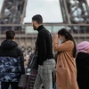 Người dân đeo khẩu trang để phòng tránh lây nhiễm COVID-19 tại Paris, Pháp, ngày 12/3/2020. (Nguồn: THX/TTXVN) 
