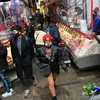Người dân đeo khẩu trang phòng lây nhiễm COVID-19 tại một khu chợ ở Santiago, Chile, ngày 28/5/2020. (Nguồn: THX/TTXVN) 