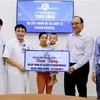 Bệnh viện Trung ương Huế trao tặng bộ cấy trong ốc tai điện tử trị giá 322 triệu đồng cho bệnh nhi. (Nguồn: TTXVN) 
