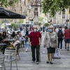 Người dân đeo khẩu trang phòng tránh COVID-19 tại một khu phố ở Barcelona, Tây Ban Nha. (Nguồn: THX/TTXVN) 