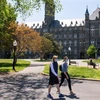 Sinh viên đeo khẩu trang phòng lây nhiễm COVID-19 tại trường đại học Georgetown ở Washington, DC, Mỹ, ngày 7/5/2020. (Nguồn: AFP/TTXVN) 
