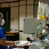 Bệnh nhân COVID-19 hiến huyết tương sau khi khỏi bệnh tại bệnh viện ở Manila, Philippines ngày 22/4/2020. (Nguồn: AFP/TTXVN) 