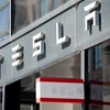 Biểu tượng Tesla tại cửa hàng ở Washington, DC, Mỹ. (Nguồn: AFP/TTXVN) 