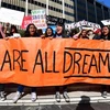 Sinh viên và những người ủng hộ Chương trình DACA tham gia tuần hành tại Los Angeles, bang California, Mỹ ngày 12/11/2019. (Nguồn: AFP/TTXVN) 