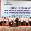 Phó Giáo sư, Tiến sỹ Nguyễn Kim Sơn, Giám đốc Đại học Quốc gia Hà Nội bàn giao sản phẩm khoa học và công nghệ cho các tỉnh vùng Tây Bắc. (Ảnh: Thanh Tùng/TTXVN) 