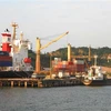 Bốc xếp hàng hóa tại cảng Tiên Sa thuộc hệ thống cảng Đà Nẵng. (Ảnh: Hồng Kỳ/TTXVN) 