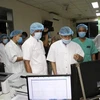 Thứ trưởng Bộ Y tế Nguyễn Trường Sơn (thứ 4 từ phải sang) thăm, làm việc tại Bệnh viện Trung ương Huế cơ sở 2. (Nguồn: TTXVN phát) 