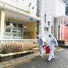 Phun khử trùng để phòng chống dịch COVID-19 tại Đại học Đà Lat - nơi có 2 sinh viên F1 dự lễ tốt nghiệp. (Nguồn: TTXVN) 