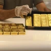 Vàng miếng được bán tại Sàn giao dịch vàng ở Dubai, UAE. (Nguồn: AFP/TTXVN) 