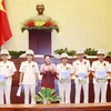 Chủ tịch Quốc hội Nguyễn Thị Kim Ngân tặng quà cho các điển hình tiên tiến. (Ảnh: Trọng Đức/TTXVN) 