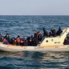 Người di cư được lực lượng cứu hộ Anh cứu sau khi họ cố vượt qua Eo biển Manche sang Anh ngày 18/2/2019. (Nguồn: AFP/TTXVN) 