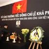 Đại sứ Việt Nam tại Nam Phi Hoàng Văn Lợi thắp hương tưởng nhớ nguyên Tổng Bí thư Lê Khả Phiêu. (Ảnh: Trương Phi Hùng/TTXVN) 