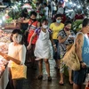 Người dân mua thực phẩm tại một khu chợ ở Manila, Philippines, ngày 6/8/2020. (Nguồn: AFP/TTXVN) 