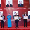 Chủ tịch Quốc hội Nguyễn Thị Kim Ngân trao tặng Huân chương Lao động hạng Nhì cho các đồng chí lãnh đạo các cơ quan của Quốc hội. (Ảnh: Trọng Đức/TTXVN) 