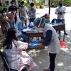 Nhân viên y tế lấy máu xét nghiệm COVID-19 cho người dân tại New Delhi, Ấn Độ, ngày 6/8/2020. (Nguồn: THX/TTXVN) 