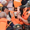 Nhân viên cứu hộ sơ tán người dân khỏi các khu vực ngập lụt ở Lạc Sơn, tỉnh Tứ Xuyên, Trung Quốc, ngày 18/8/2020. (Nguồn: THX/TTXVN) 