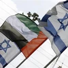 Cờ Israel (phải) và cờ UAE (giữa) trên đường phố tại Netanya, Israel, ngày 16/8/2020. (Nguồn: AFP/TTXVN) 