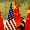 Quốc kỳ Trung Quốc và quốc kỳ Mỹ trước một phiên thảo luận về thỏa thuận thương mại Mỹ-Trung ở Bắc Kinh, Trung Quốc, ngày 14/2/2019. (Nguồn: AFP/TTXVN) 