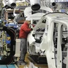 Công nhân Tập đoàn Nissan lắp đặt xe điện tại nhà máy Oppama ở Yokohama, tỉnh Kanagawa, Nhật Bản. (Nguồn: AFP/TTXVN) 