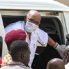 Cựu Tổng thống Sudan Omar al-Bashir tới dự phiên xét xử tại Khartoum, Sudan, ngày 21/7/2020. (Nguồn: AFP/TTXVN) 