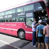 Hành khách được đo thân nhiệt trước khi lên xe rời Đà Nẵng. (Ảnh: Trần Lê Lâm/TTXVN) 