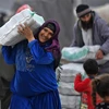 Người tị nạn Syria nhận hàng viện trợ tại trại tị nạn ở thị trấn Mehmediye, Syria, ngày 21/2/2020. (Nguồn: AFP/TTXVN) 