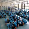Công dân Việt Nam tại Đài Loan chờ hoàn thiện các thủ tục trước khi lên máy bay hôm 19/8. (Ảnh: Ngọc Anh/TTXVN) 